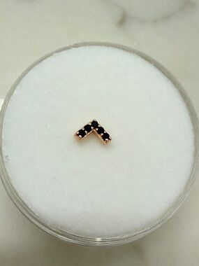 JUNIPURR - CHEVRON W/CZ - THREADLESS END - Rose Gold with Black CZ